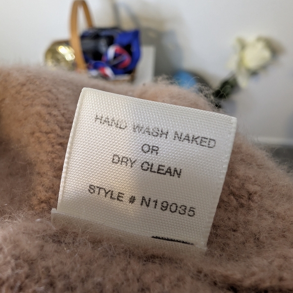 💘 NAKEDCASHMERE 100% Cashmere V-Neck Sweater Small Sandy Cropped Neutral Luxe - Picture 5 of 5